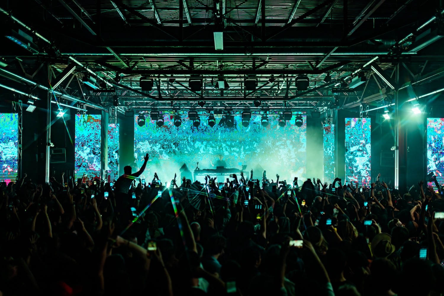 blue stage lights, crowd